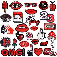 Patchs thermocollants personnalisés en feutre polyester brodé, motif dessin animé rouge, broderie DIY, personnage d'anime, chapeau, couleur personnalisée