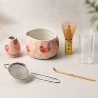 Ensemble de bols à matcha en céramique rose motif fraise avec bec verseur et support pour fouet – Adorable bol à matcha en céramique