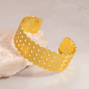 กำไลข้อมือแฟชั่นสำหรับทุกเพศทำจากสแตนเลสชุบทอง18K ลายเรขาคณิต - Product Image 2