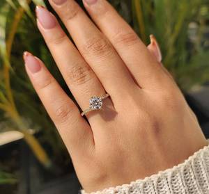 แหวนหมั้นเพชรเพาะเลี้ยง 1 กะรัต สำหรับผู้หญิง ทองคำแท้ 14k ปราศจากนิกเกิลและสารตะกั่ว ระดับความสะอาด VVS สี E F หรูหราอย่างยั่งยืน ขายส่ง - Product Image 5