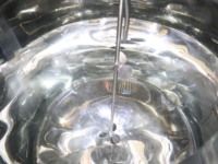 Équipement de stockage mobile pour liquides parfumés 50-100L avec agitateur pneumatique scellé et moteur mélangeur-distributeur