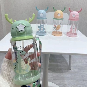 Botella de Agua de Plástico con Pajita de 600ml, Diseño de Dinosaurio con Cuernos, para Niños, Regalo Escolar, Venta al Por Mayor con Descuento - Product Image 4