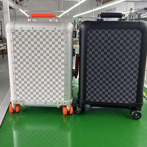 Nuova Valigia da Cabina Girevole da 20 Pollici Interamente in Alluminio con Trama a Griglia in Pelle e Asta di Traino di Stile - Product Image 6