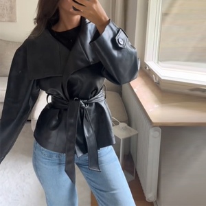 เสื้อคลุมหนัง PU แฟชั่นผู้หญิง คอปก ติดกระดุมสองแถว ความยาวสั้น ผูกโบว์ด้านหน้า - Product Image 2