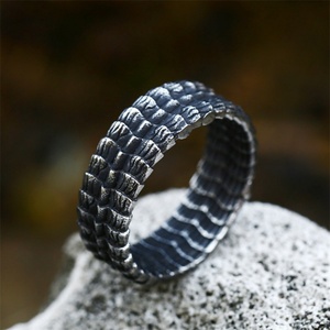 Anillos de Aro Sencillos y Modernos de Acero Inoxidable con Diseño de Escamas de Dragón para Hombre - Product Image 1