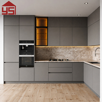 Meubles de cuisine sur mesure sans poignées, gris foncé mat, panneaux plats, armoires durables avec plan de travail en marbre et éclairage LED pour maison et villa