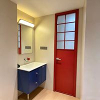 Porte battante moderne personnalisable à 2 vitres dépolies, cadre en alliage titane-magnésium, finition étanche pour cuisine et hôtel