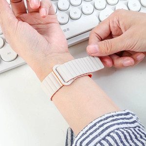 สายรัดแม่เหล็กสำหรับนาฬิกาเสี่ยวมี่ วอทช์ 5 สายซิลิโคนแบบนุ่มสำหรับเปลี่ยน สายรัดข้อมือแบบสปอร์ต - Product Image 6