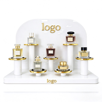 Présentoir à parfum en acrylique personnalisé avec logo et couleur, finition dorée, présentoir cosmétique à niveaux pour comptoir, présentoir de parfum pour la vente au détail