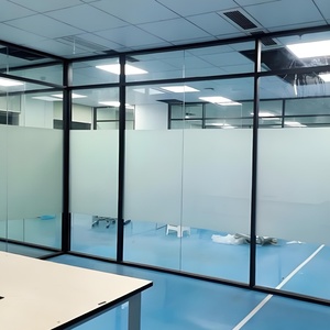 Cloison de confidentialité en verre dépoli assurant l'obscurité visuelle tout en maintenant la diffusion de la lumière - Product Image 1