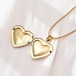 Collier pendentif en acier inoxydable en forme de cœur, unisexe, avec boîte à bijoux et fermoir design - Product Image 2