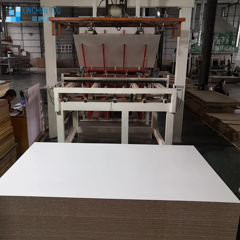 Panel de Chipboard MDP de 18mm de bajo coste, tablero de partículas de melamina, fabricación China para gabinetes de cocina