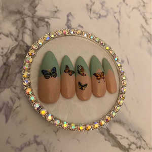 Ongles press-on Mari, style papillon français, gel stiletto, taille moyenne - Product Image 1