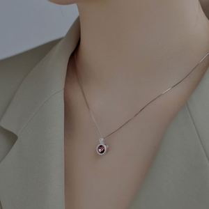 สร้อยคอจี้คริสตัลสังเคราะห์ทรงวงกลม Dylam Circle เงินแท้ 925 ประดับด้วยเพชรคิวบิกเซอร์โคเนีย 5A รูปทรงวงกลม ดีไซน์คริสตัลนิรันดร์ - Product Image 4