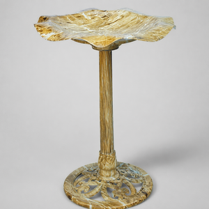 Bain d'oiseaux en résine beige à texture pierre, avec piédestal festonné en forme <span class=keywords><strong>de</strong></span> feuille <span class=keywords><strong>de</strong></span> lys, résistant aux intempéries, pour la décoration <span class=keywords><strong>de</strong></span> <span class=keywords><strong>jardin</strong></span> et <span class=keywords><strong>de</strong></span> cour - Product Image 1