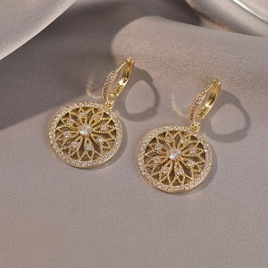 Pendientes de Alta Gama para Mujer, Estilo Retro Europeo Americano, Diseño de Diamantes Completos, Súper Brillantes, Lujosos, Modernos y a la Moda - Product Image 1
