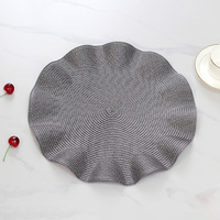 Grand Set de Table Rond Classique en PP Écologique avec Bord Ondulé Tressé et Motif Floral – Vente en Gros