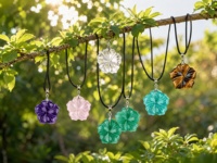 Collier pendentif fleur en cristal naturel sculpté à la main de 20 mm, collier fleur en pierre précieuse avec cordon en cuir noir pour femme