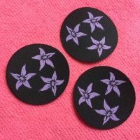 Logo rond découpé au laser fer sur patch tissé, étiquette tissée pressée à chaud à bas prix pour les costumes