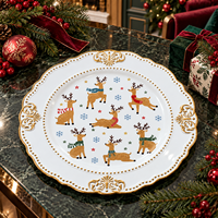 Assiette de présentation en plastique de 13 pouces avec bord doré gaufré et motifs de rennes et flocons de neige imprimés UV pour une décoration élégante de table de banquet de Noël