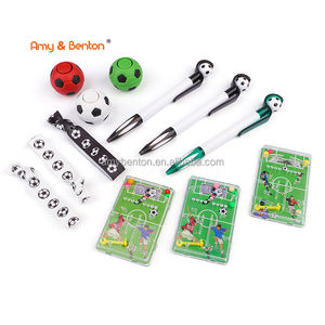 Nouvel ensemble de jouets de fête sur le thème du football avec jeu de devinettes de football, tampon à claquer pour les faveurs de fête de football, fournitures 12 pièces - Product Image 3
