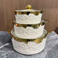 Plat à gratin en porcelaine blanche gaufrée avec bordure dorée et double poignée pour la vaisselle d'hôtel