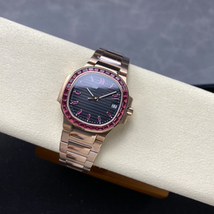 ساعة ملونة عالية الجودة بإطار من الياقوت والماس تتميز بتصميم فاخر مربع الشكل مع أحجار متلألئة - Product Image 2