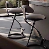 Tabouret de bar moderne en acier pour restaurant, chaise haute élégante à usage commercial avec design durable et écologique