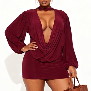 Conjunto de 2 Piezas para Mujer: Top Sexy con Cuello Halter y Botones, y Minifalda Ajustada - Product Image 1