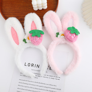 Fascia per capelli rosa da donna, carina e dolce, fatta a mano, con orecchie di coniglio e fragole, in peluche, per lavare il viso a casa - Product Image 1