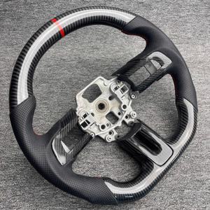 Volante Deportivo de Fibra de Carbono y Cuero Perforado con Costuras Rojas para <span class=keywords><strong>Ford</strong></span> <span class=keywords><strong>Mustang</strong></span>, Diseño Deportivo y Elegante - Product Image 3