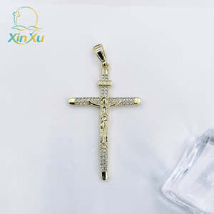 Colgante de Cruz de Cobre en Tono Dorado de Lujo con Incrustaciones de Circonitas Brillantes para un Estilo Hip Hop y Expresión de Fe - Product Image 3