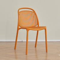 Chaises de salle à manger empilables en plastique populaires avec dossier ergonomique, design tendance idéal pour les repas en intérieur et la détente sur le balcon