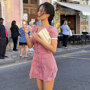 เดรสเชิ้ตสไตล์ฝรั่งเศสแบบ Preppy ลายสก็อตสีสันตัดกัน คอวี ติดกระดุมด้านหน้า ดีไซน์กระเป๋าปลอม แต่งระบายชายกระโปรง สำหรับสาวหวาน - Product Image 2