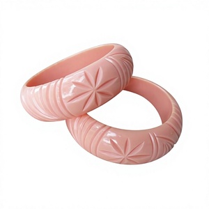 Bracelet jonc sculpté en résine de qualité supérieure, design tendance, vente en gros, nouveau bracelet coloré élégant avec breloques pour femme, idéal pour mariage et fête - Product Image 1