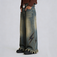 Jeans en denim droit pour hommes, broderie rivets, délavage effet pierre, patch éclair, ourlet effiloché, style streetwear tendance, vente en gros, direct usine