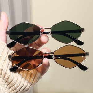 Lunettes de soleil rétro tendance 2025, style carré Hipple 14409, protection UV400, monture intégrale, jaune, rouge, bleu, logo métallique imprimé, verres TAC - Product Image 2