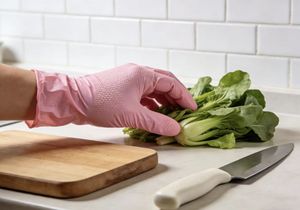 Guantes Desechables de Nitrilo Rosa Ultra Cómodos PetalSoft, Hipoalergénicos, Antideslizantes, para Manipulación de Alimentos, Uso en Salones de Belleza y Otros Usos - Product Image 4