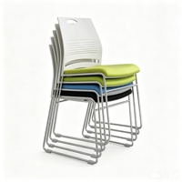 Chaise de formation scolaire empilable en gros, option multicolore, avec cadre en acier et assise rembourrée, pour salle de conférence, personnel et visiteurs