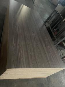 उच्च गुणवत्ता <span class=keywords><strong>4</strong></span>*8 12 मिमी 15 मिमी 18 मिमी फर्नीचर ग्रेड मेलमाइन का सामना लैमिनेटेड वाणिज्यिक कण बोर्ड चिपबोर्ड - Product Image 5