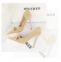 Chaussures à talons hauts tendance 8829-2 pour femmes, en daim, à bout pointu, avec chaîne en métal perlé, ajourées, talons hauts pour femmes