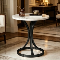 Table basse en marbre extrêmement sobre et esthétique, table ronde gigogne en verre, pieds dorés, mobilier d'intérieur pour salon