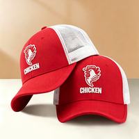 Gorra Trucker de Invierno de Dos Tonos Rojo y Blanco con Logotipo Animal, Malla Transpirable en la Parte Trasera, Ajustable con Broches, Bordado Personalizado, 100% Algodón