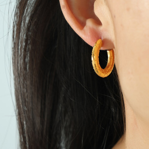 Pendientes de aro de moda con textura geométrica dorada en forma de C para mujer - Product Image 4