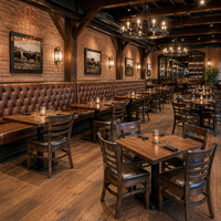 Meubles de bar et de restaurant sur mesure, fabrication directe Ron Group, banquette capitonnée à dossier haut, table carrée en bois et ensemble de chaises.