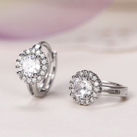Halo Kübik Zirkonya Huggie Halka Küpeler, Kadınlar için, 8mm, Altın Kaplama Pirinç Pave CZ Kulak Halkaları, 2 Renk
