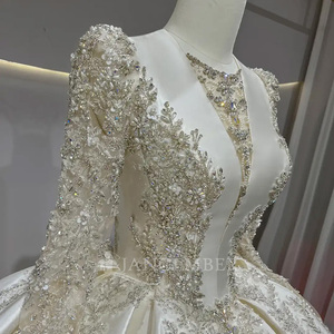 JFH01 Vestido de Novia Moderno Estilo Princesa con Cuello Alto, Cola de Capilla de Cristal, Espalda con Cordones, Apliques Florales y Corte Imperio - Product Image 4