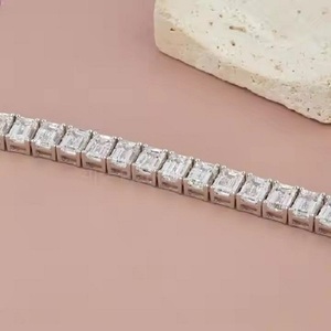 สร้อยข้อมือทองคำขาว14K คลาสสิกสร้อยข้อมือเทนนิสเพชรที่ตัดจากมรกตเพื่อเป็นของขวัญวันครบรอบสำหรับผู้หญิง - Product Image 2