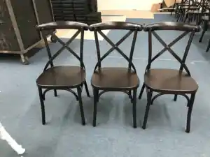 Toptan yüksek kalite vintage istiflenebilir otel restoran kullanılan metal yemek x geri çapraz sırtlı sandalye