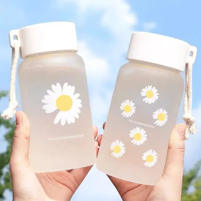 Botol Air Plastik Transparan Daisy Kecil 500Ml, Botol Air Beku Kreatif Bebas BPA dengan Tali Portabel Perjalanan Cangkir Teh